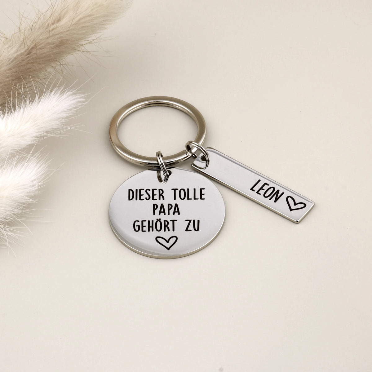 Personalisierter Schlüsselanhänger „Dieser tolle Papa gehört zu“ mit Namensanhänger Leon.