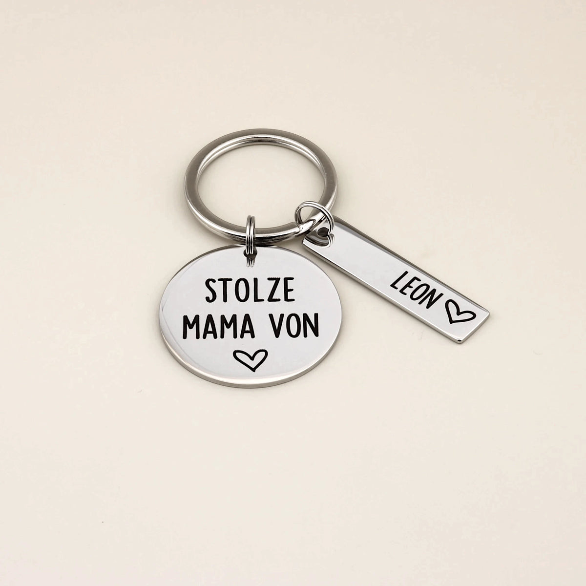 Schlüsselanhänger „Stolze Mama von“ mit Namensanhänger Leon auf hellem Hintergrund.
