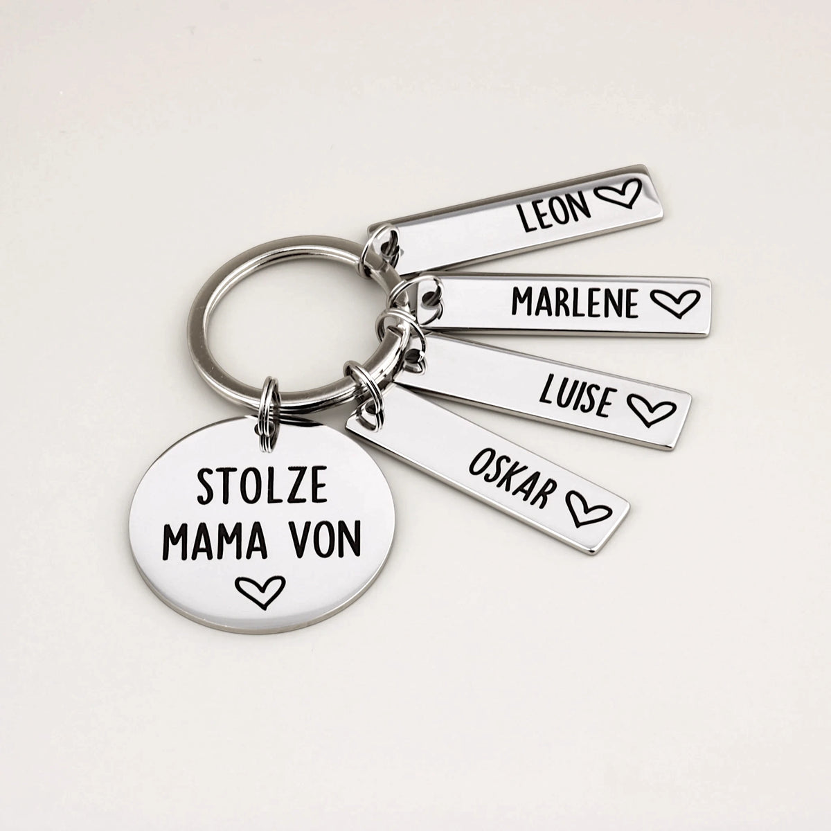 Schlüsselanhänger „Stolze Mama von“ mit vier Namensanhänger: Leon, Marlene, Luise und Oskar.