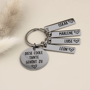 Detailaufnahme des Edelstahl-Schlüsselanhängers für Tanten mit vier Namensplättchen: Oskar, Marlene, Luise und Leon.
