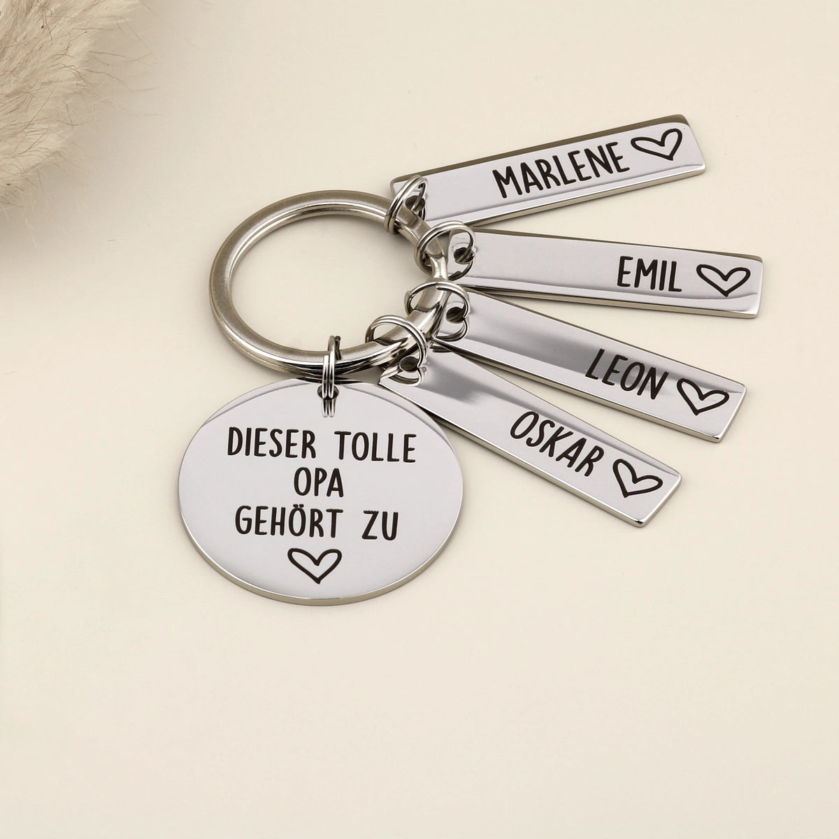 Schlüsselanhänger „Dieser tolle Opa gehört zu“ mit vier personalisierten Namensanhängern.