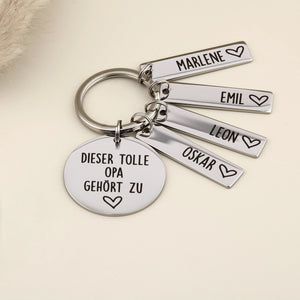 Schlüsselanhänger „Dieser tolle Opa gehört zu“ mit vier personalisierten Namensanhängern.