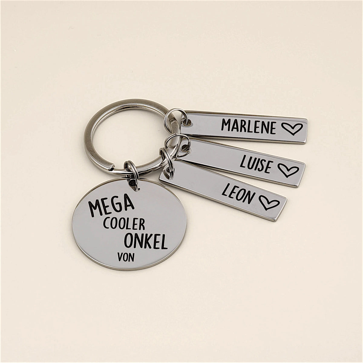 Schlüsselanhänger „Mega cooler Onkel von“ mit drei personalisierten Namensanhängern.
