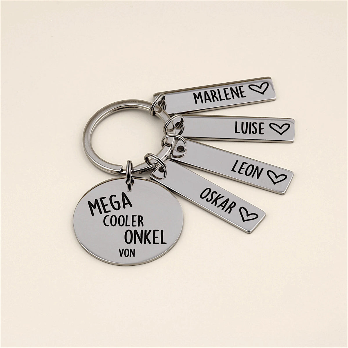 Schlüsselanhänger „Mega cooler Onkel von“ mit vier personalisierten Namensanhängern.