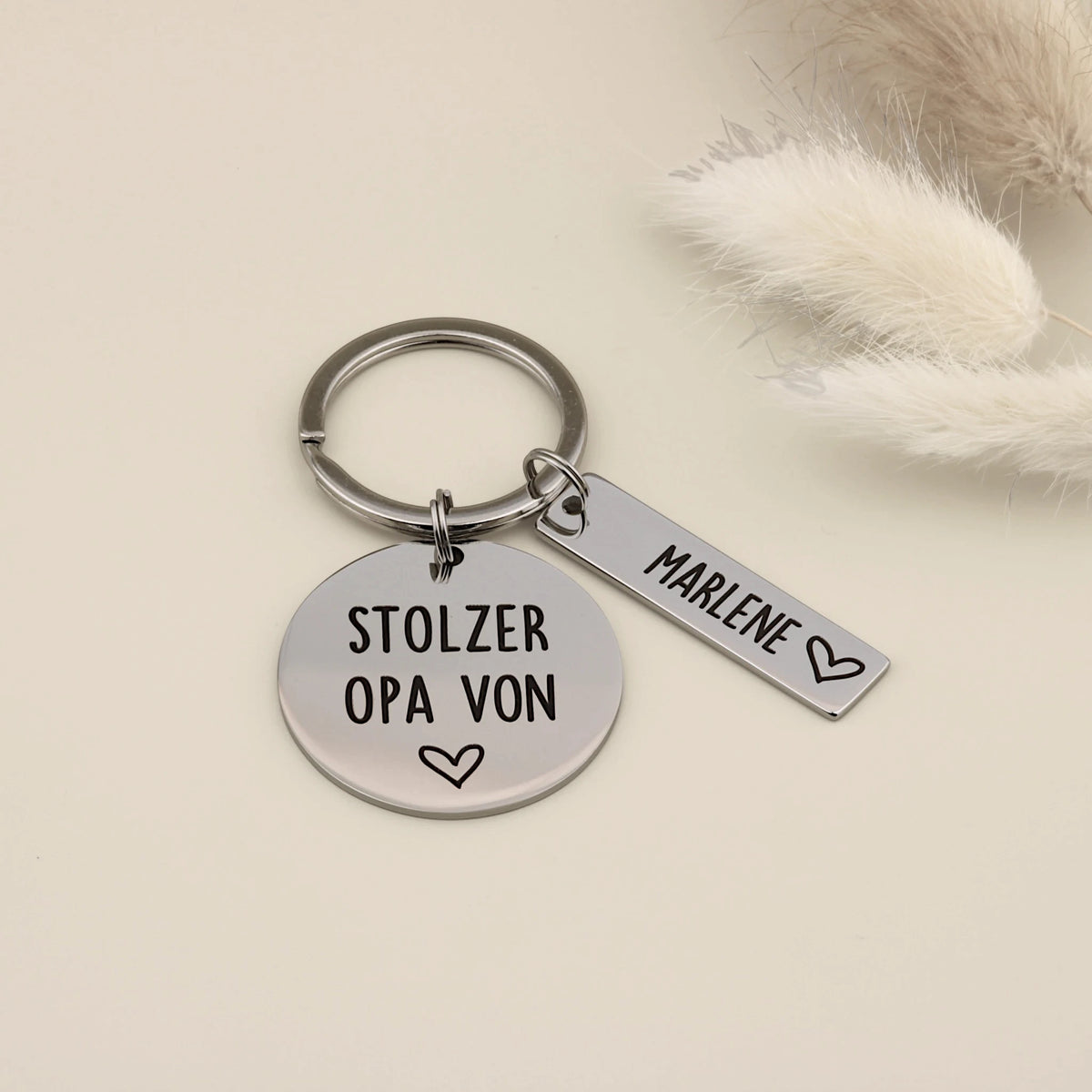 Personalisierter Stolzer Opa-Schlüsselanhänger mit einem Namensanhänger und heller Trockenblumen-Dekoration.
