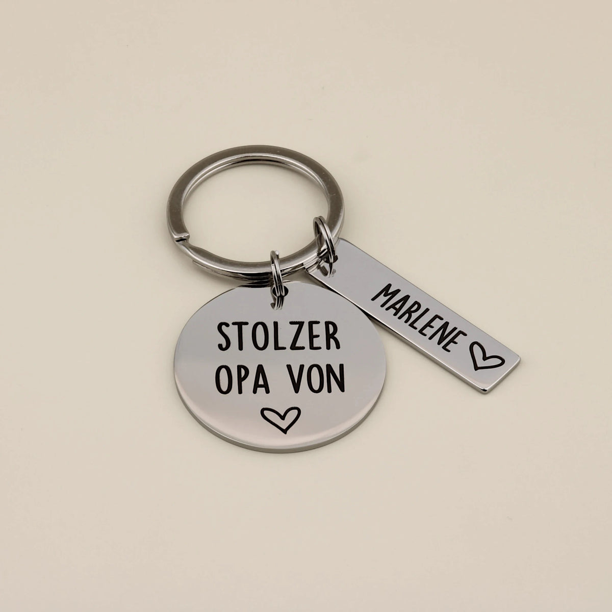 Personalisierter Schlüsselanhänger für Opa mit Gravur „Stolzer Opa von“ und einem Namensanhänger.