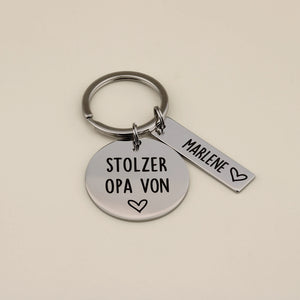 Personalisierter Schlüsselanhänger für Opa mit Gravur „Stolzer Opa von“ und einem Namensanhänger.
