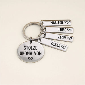 Schlüsselanhänger „Stolze Uroma von“ mit vier personalisierten Namensanhängern.