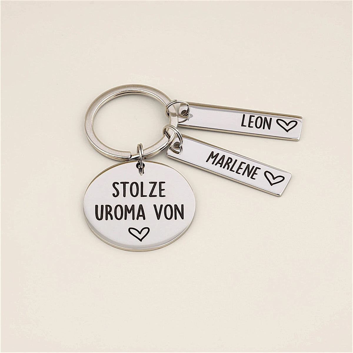 Schlüsselanhänger „Stolze Uroma von“ mit den Namensanhängern Leon und Marlene.
