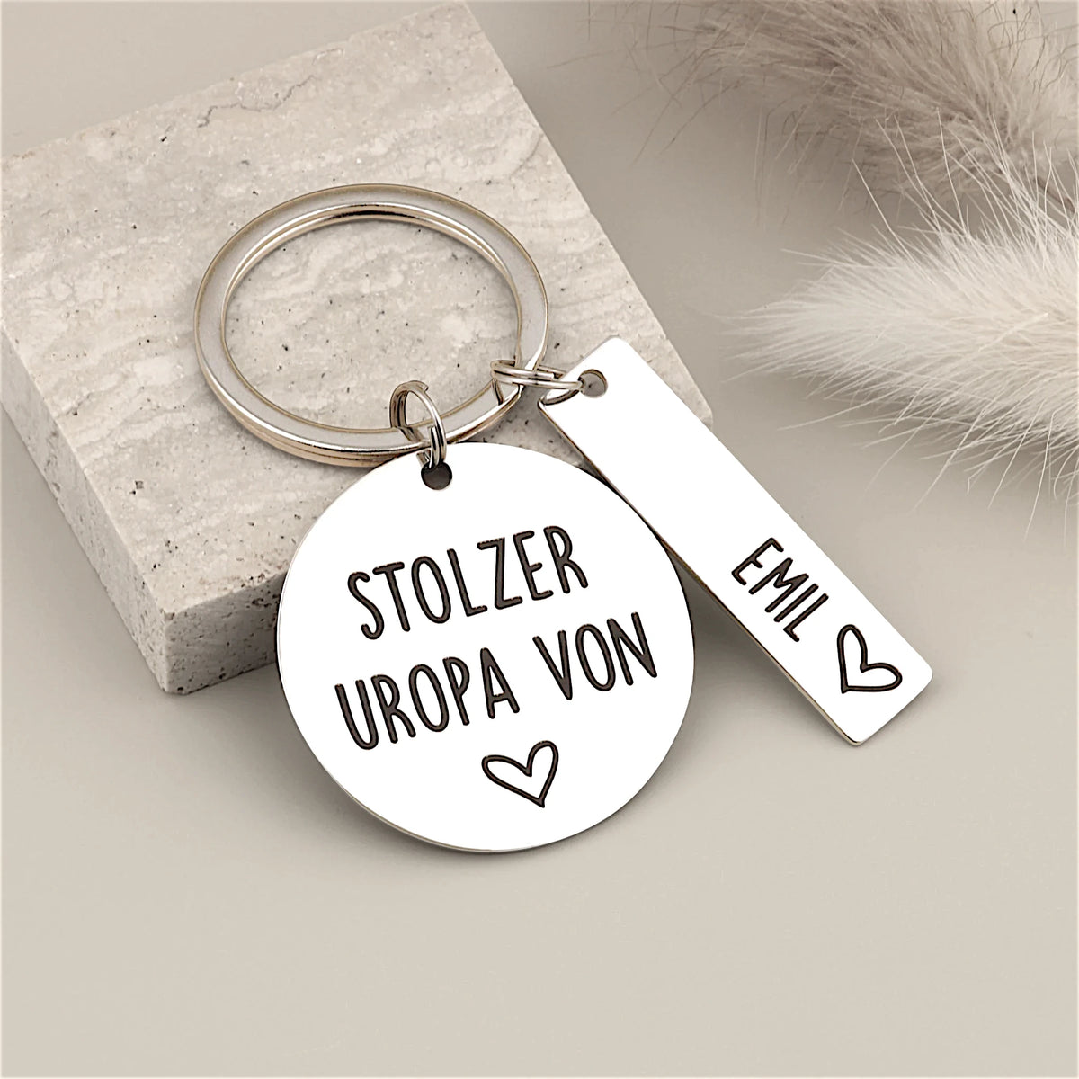 Detailansicht des Schlüsselanhängers „Stolzer Uropa von“ mit Namensanhänger Emil.