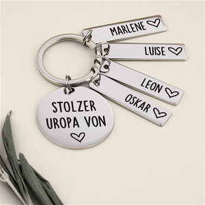 Schlüsselanhänger „Stolzer Uropa von“ mit vier personalisierten Namensanhängern.