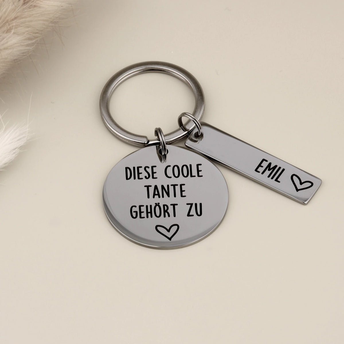 Personalisierter Schlüsselanhänger für Tante mit einem gravierten Namensanhänger für Emil, hochglanzpolierter Edelstahl.
