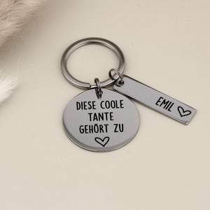 Personalisierter Schlüsselanhänger für Tante mit einem gravierten Namensanhänger für Emil, hochglanzpolierter Edelstahl.
