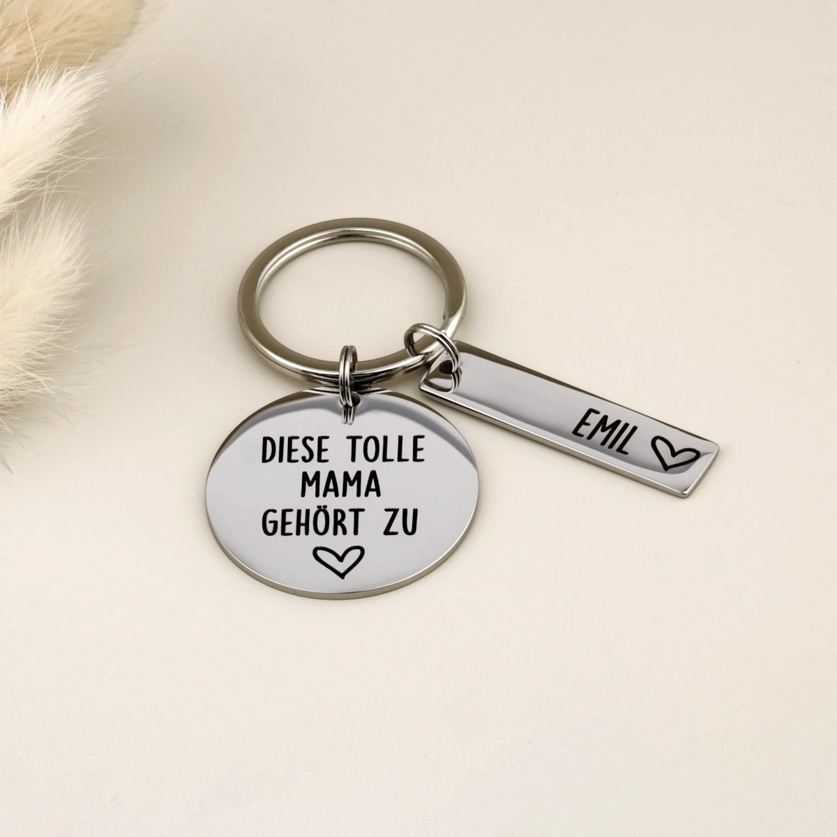 Personalisierter Tolle-Mama-Schlüsselanhänger „Diese tolle Mama gehört zu“ mit einem Namensanhänger Emil
