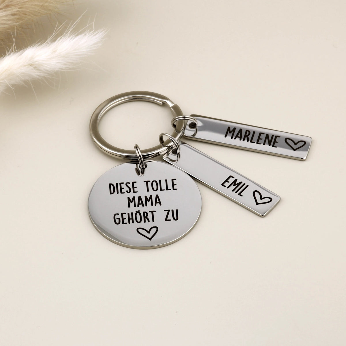 Tolle-Mama-Schlüsselanhänger „Diese tolle Mama gehört zu“ mit den Namensanhängern Marlene und Emil