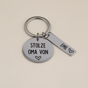 Personalisierter Schlüsselanhänger „Stolze Oma von“ mit Namensanhänger Emil.