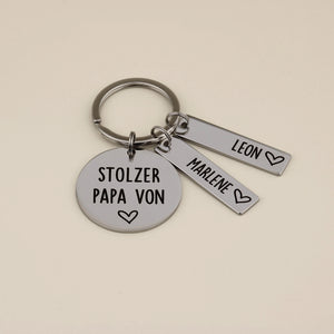 Schlüsselanhänger „Stolzer Papa von“ mit den Namensanhängern Leon und Marlene.
